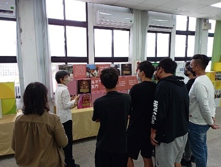 老師與學生到館參觀與聆聽解SGDs說導覽