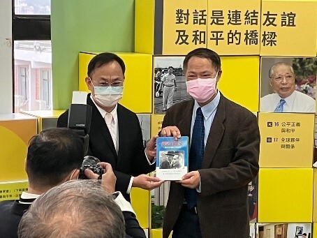 本校吳肇哲副校長代表受贈