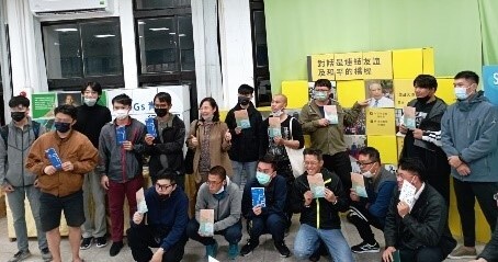 學生到館參觀後開心留影
