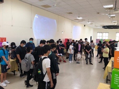 老師與學生到館參觀與聆聽解SGDs說導覽