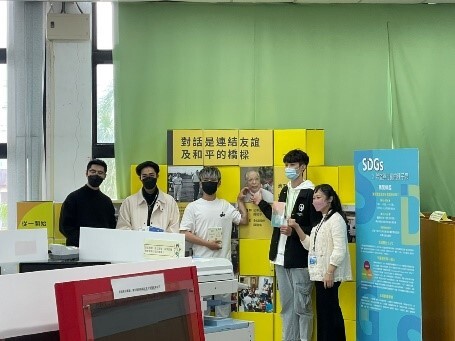 學生到館參觀後開心留影
